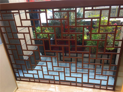 旅游景区餐厅仿古木纹铝窗花厂家定制服务 融合美学与实用性的装饰选择